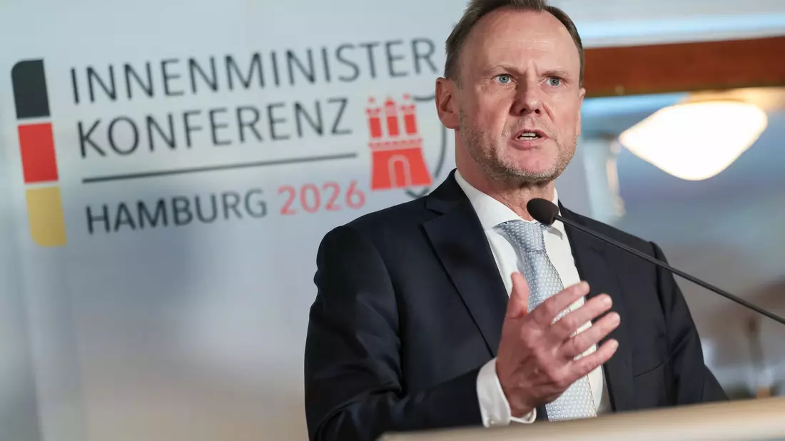 Andy Grote (SPD) ist diesmal Gastgeber der Innenministerkonferenz (IMK). (Archivfoto) - Bild: Christian Charisius/dpa