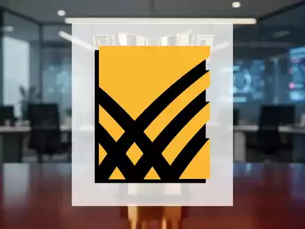 Ein stilisierter goldener Pokal mit zwei Abschnitten, der eine doppelte Auszeichnung symbolisiert, auf einem dunklen Holzuntergrund in einem modernen Büro. - Foto: über boerse-global.de