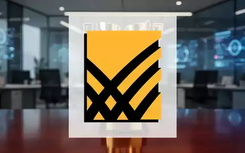 Ein stilisierter goldener Pokal mit zwei Abschnitten, der eine doppelte Auszeichnung symbolisiert, auf einem dunklen Holzuntergrund in einem modernen Büro. - Foto: über boerse-global.de