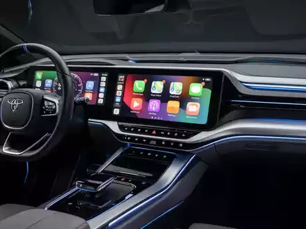 A modern car's dashboard featuring a large, integrated screen displaying the Apple CarPlay interface with navigation and media controls. - Foto: über boerse-global.de