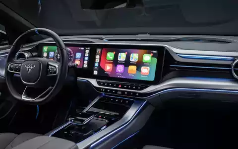 A modern car's dashboard featuring a large, integrated screen displaying the Apple CarPlay interface with navigation and media controls. - Foto: über boerse-global.de