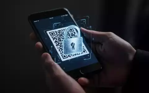 Nahaufnahme einer Hand, die ein Smartphone hält und einen QR-Code scannt, überlagert mit einem digitalen Vorhängeschloss. - Foto: über boerse-global.de