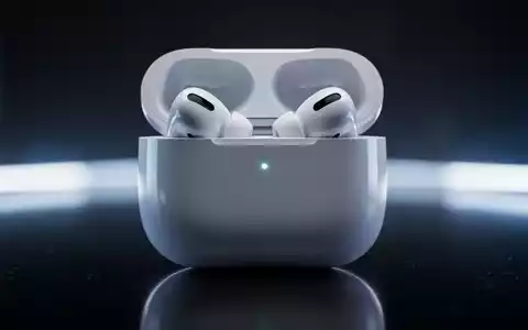 Apple AirPods Pro 3 in their open charging case, glowing with a soft blue light, on a reflective dark surface. - Foto: über boerse-global.de