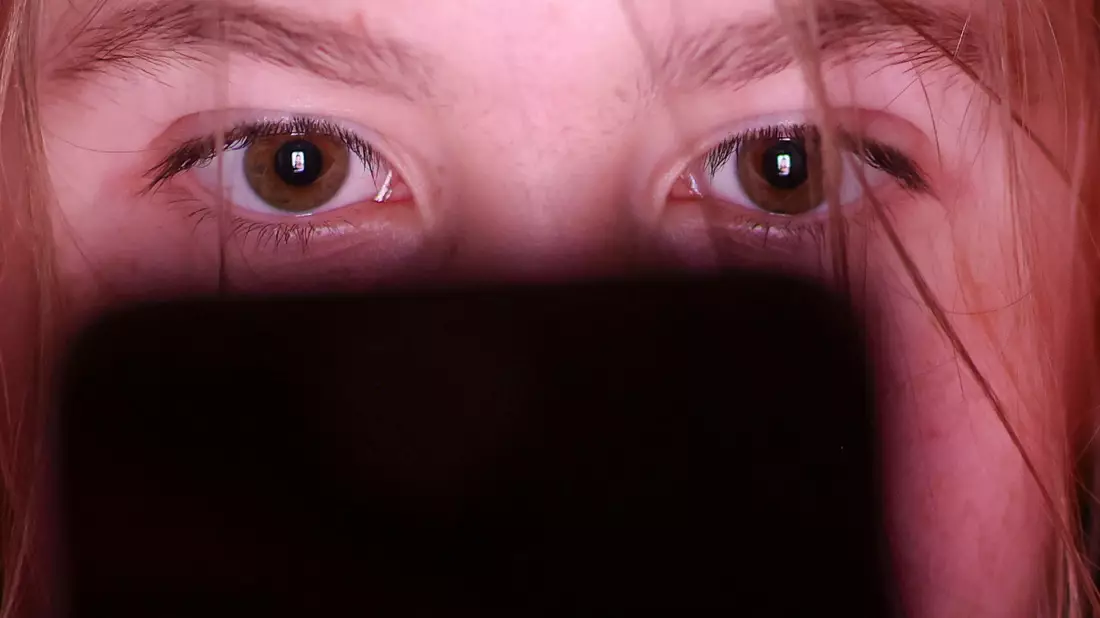 Am Wochenende verbringen Jugendliche in der EU nach eigenen Angaben über 6 Stunden pro Tag in sozialen Netzwerken. (Symbolbild)  - Bild: Jan Woitas/dpa