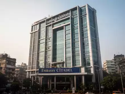 Modernes Bürogebäude 'Embassy Citadel' in Mumbai, Indien, mit Glas- und Stahlfassade vor klarem Himmel. - Foto: über boerse-global.de