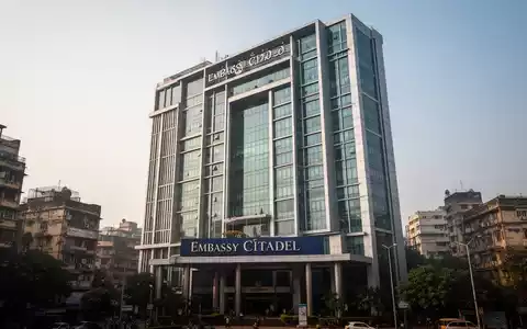 Modernes Bürogebäude 'Embassy Citadel' in Mumbai, Indien, mit Glas- und Stahlfassade vor klarem Himmel. - Foto: über boerse-global.de