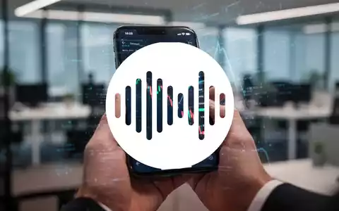 Eine Hand hält ein Smartphone mit einem fallenden Aktienchart, im Hintergrund ein unscharfes Büro. Symbolisiert Insiderverkäufe. - Foto: über boerse-global.de
