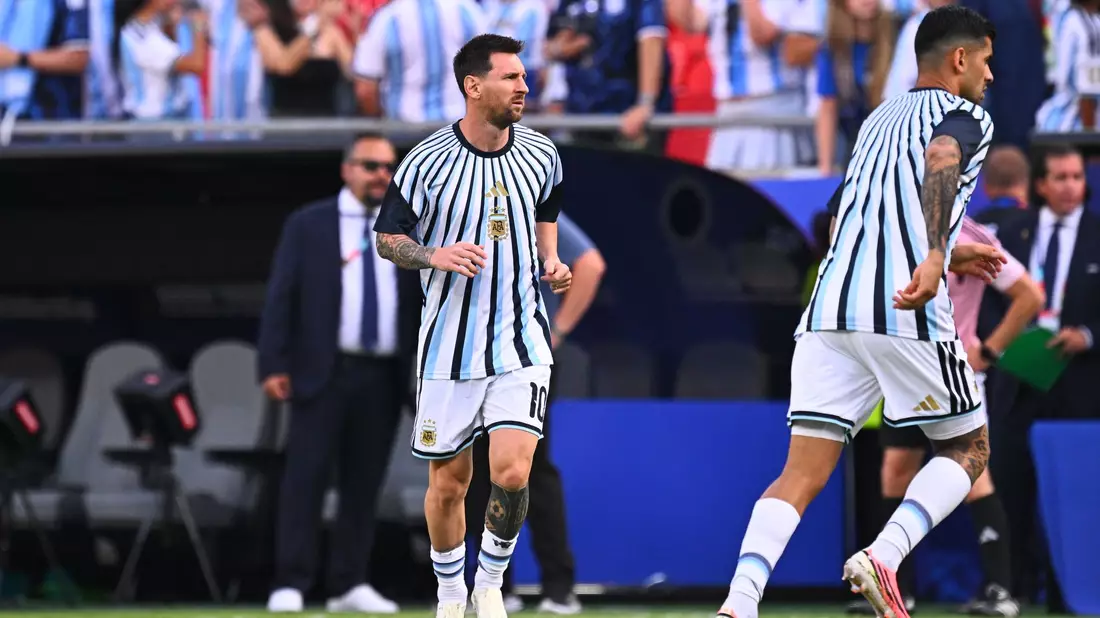 Lionel Messi beim Aufwärmen vor dem Duell mit Algerien. - Bild: Tom Weller/dpa