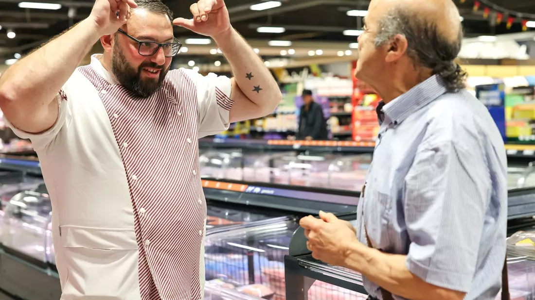 Metzger Yevgeniy Klibanov zeigt die Gebärde für «Rind».  - Bild: Daniel Löb/dpa