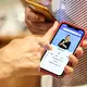 Mit einer App lernt der Metzger abends in seinem Schrebergarten die Gebärdensprache. Demnächst will er einen Kurs besuchen.  - Bild: Daniel Löb/dpa