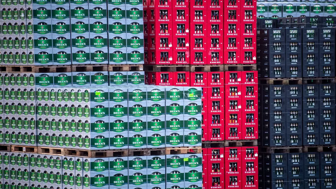 Auch Beck's gehört zum belgischen Brauereiriesen AB Inbev. (Archivbild) - Bild: Sina Schuldt/dpa