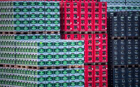 Auch Beck's gehört zum belgischen Brauereiriesen AB Inbev. (Archivbild) - Foto: Sina Schuldt/dpa