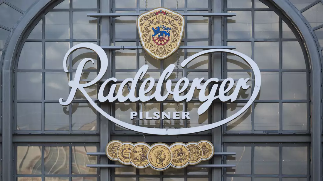 Die Radeberger-Gruppe ist die Nummer eins in Deutschland, weltweit reicht das für Rang 25. (Archivbild) - Bild: Robert Michael/dpa