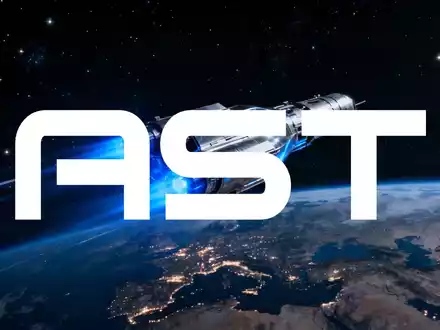 Ein futuristischer Satellit, der mit blau leuchtenden Triebwerken die Erde umkreist, vor einem sternenübersäten Weltraumhintergrund. - Foto: über boerse-global.de