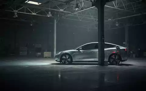 Ein modernes Elektroauto lädt an einer leeren Ladestation in einer verlassenen Industriehalle. Gedämpfte Beleuchtung, melancholische Stimmung. - Foto: über boerse-global.de
