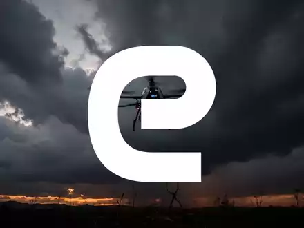 Eine EHang-Drohne ist vor einem dramatischen, stürmischen Himmel in der Dämmerung als Silhouette zu sehen. - Foto: über boerse-global.de