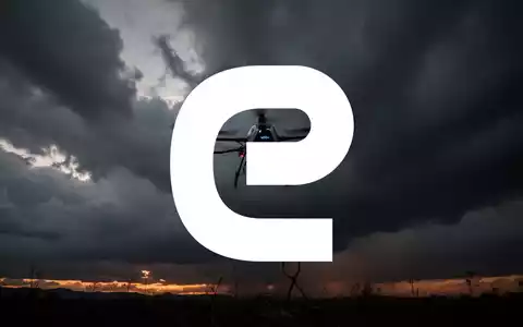 Eine EHang-Drohne ist vor einem dramatischen, stürmischen Himmel in der Dämmerung als Silhouette zu sehen. - Foto: über boerse-global.de