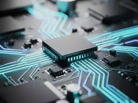 Nahaufnahme einer stilisierten elektronischen Leiterplatte mit leuchtenden Linien, die Hochtechnologie und Datenfluss symbolisieren. - Foto: über boerse-global.de