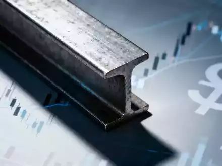 Nahaufnahme eines Stahlträgers mit verschwommenem Hintergrund aus Finanzdiagrammen und Währungssymbolen, die ein Zollabkommen und einen Deal darstellen. - Foto: über boerse-global.de
