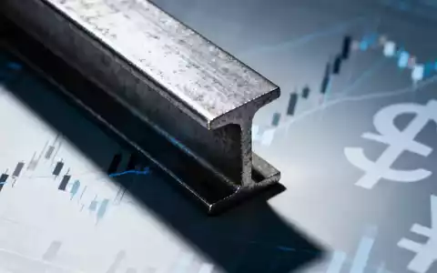 Nahaufnahme eines Stahlträgers mit verschwommenem Hintergrund aus Finanzdiagrammen und Währungssymbolen, die ein Zollabkommen und einen Deal darstellen. - Foto: über boerse-global.de