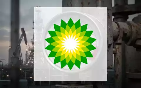 Ein Öldruckmesser, der einen fallenden Druck anzeigt, mit einer unscharfen Ölplattform im Hintergrund. - Foto: über boerse-global.de