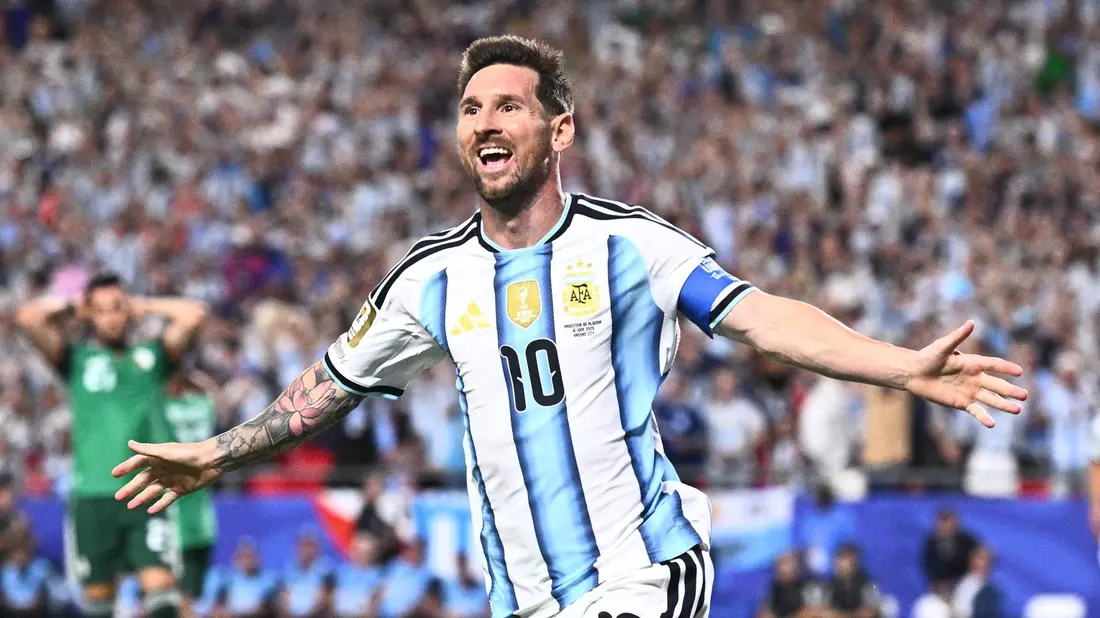 Lionel Messi hat in seinem 200. Länderspiel einen Dreierpack geschnürt und Kloses WM-Rekord mit 16 Treffern eingestellt. - Bild: Tom Weller/dpa