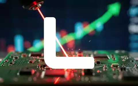 Ein Laserstrahl schneidet eine Leiterplatte, im Hintergrund verschwommene Finanzdiagramme und ein steigender Börsenkurs. - Foto: über boerse-global.de