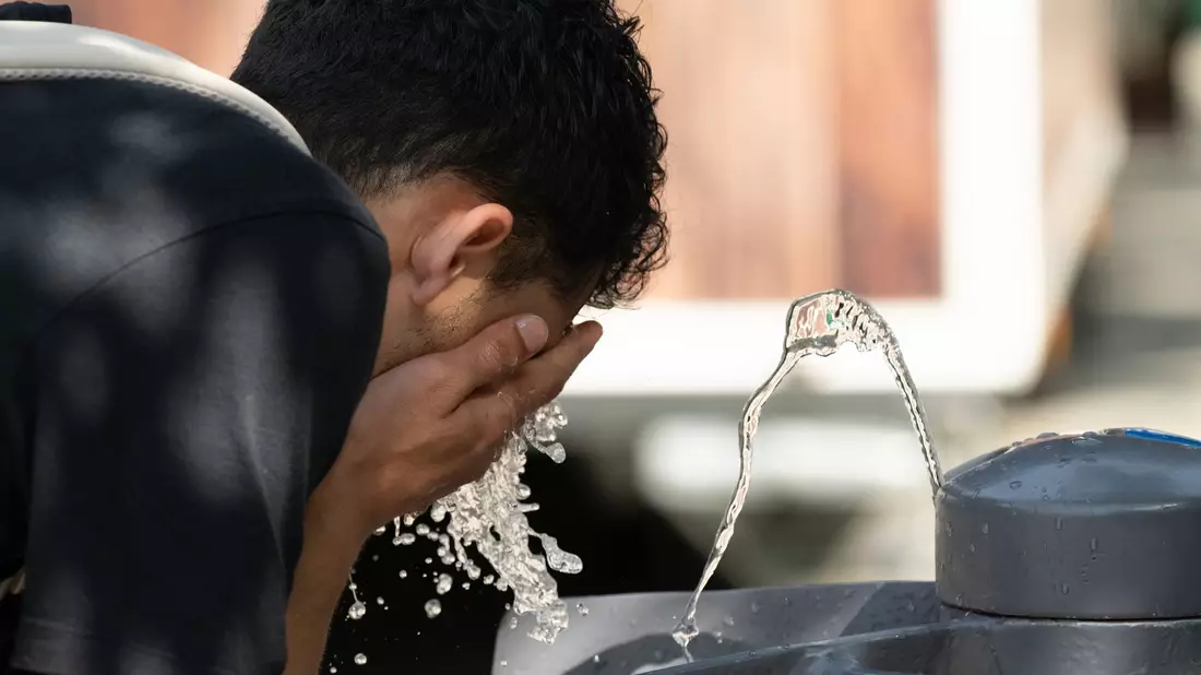 Mehr trinken als sonst ist Experten zufolge besonders während längerer Hitzewellen wichtig, da sonst Dehydration droht.  - Bild: Sebastian Kahnert/dpa