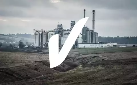 Arbeiter in Sicherheitsausrüstung in einer Fertigungsanlage - Foto: über boerse-global.de