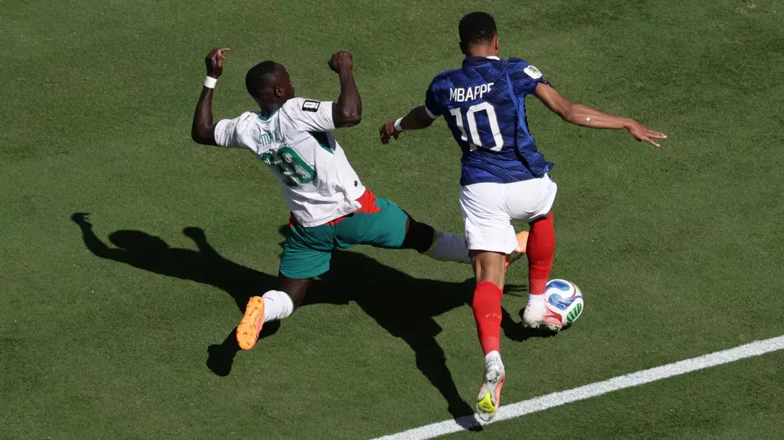 Sadio Mané (l) bringt Kylian Mbappé zu Fall - doch Elfmeter gab es nicht. - Bild: Adam Hunger/AP/dpa