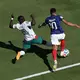 Sadio Mané (l) bringt Kylian Mbappé zu Fall - doch Elfmeter gab es nicht. - Bild: Adam Hunger/AP/dpa