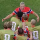 Erling Haaland feiert sein zweites Tor. - Bild: Mark Stockwell/AP/dpa