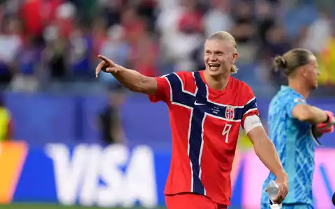 Traf bei seinem WM-Debüt doppelt: Erling Haaland.  - Foto: Charles Krupa/AP/dpa