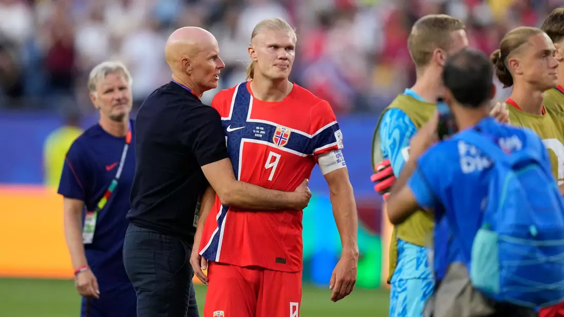 Nach dem Spiel gab es eine lange Umarmung zwischen Trainer Stale Solbakken und Erling Haaland (r). - Bild: Charles Krupa/AP/dpa