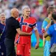 Nach dem Spiel gab es eine lange Umarmung zwischen Trainer Stale Solbakken und Erling Haaland (r). - Bild: Charles Krupa/AP/dpa