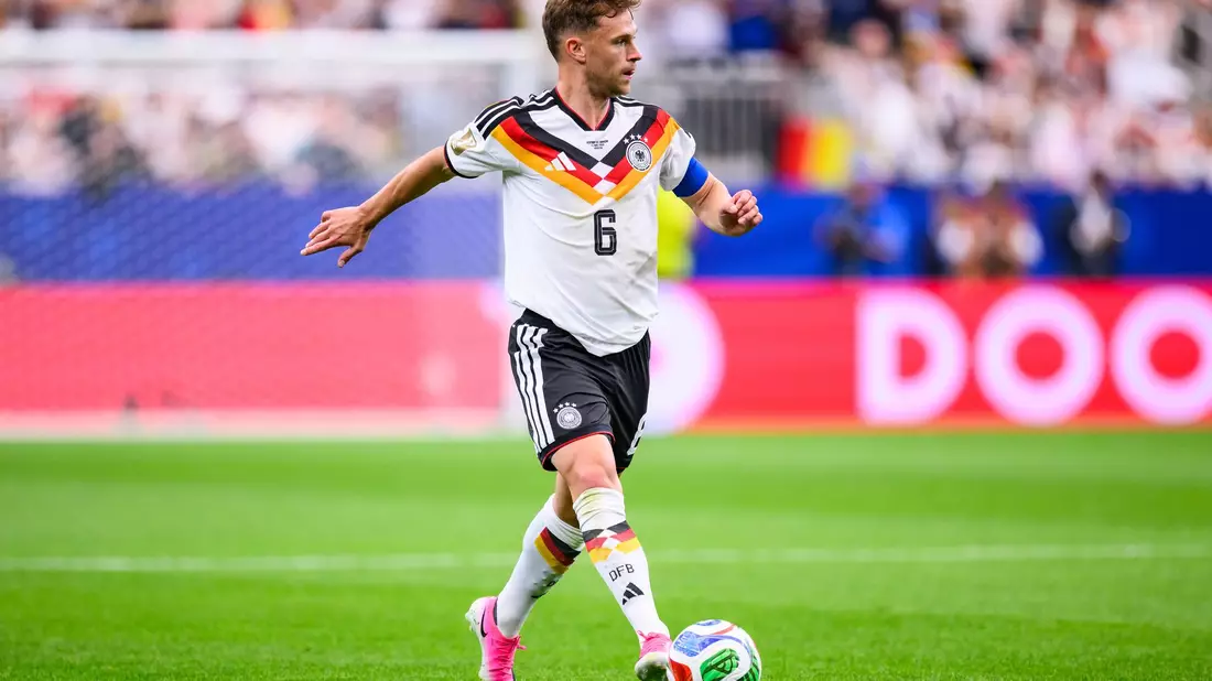 Wie seine Kollegen trägt der DFB-Kapitän pink - das neueste Modell seines Ausrüsters.  - Bild: Tom Weller/dpa