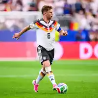 Wie seine Kollegen trägt der DFB-Kapitän pink - das neueste Modell seines Ausrüsters.  - Foto: Tom Weller/dpa