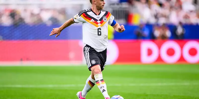 Wie seine Kollegen trägt der DFB-Kapitän pink - das neueste Modell seines Ausrüsters.  - Foto: Tom Weller/dpa