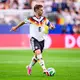 Wie seine Kollegen trägt der DFB-Kapitän pink - das neueste Modell seines Ausrüsters.  - Bild: Tom Weller/dpa