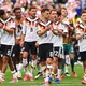 Fast alle Nationalspieler tragen rosa Schuhe bei der WM.  - Bild: Tom Weller/dpa