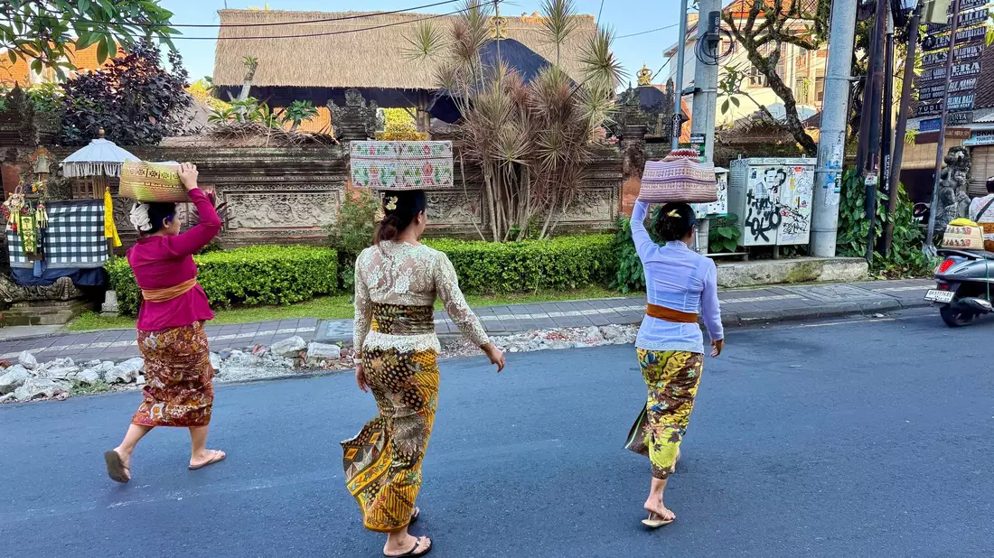 Sarongs und bunte Körbe gehören auf Bali zu «Galungan» dazu. - Bild: Carola Frentzen/dpa