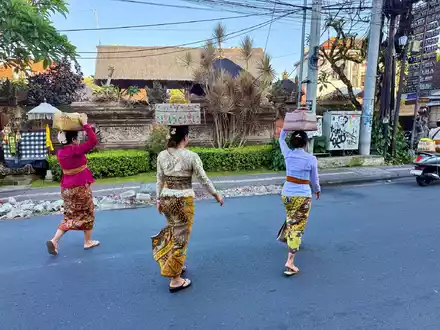 Sarongs und bunte Körbe gehören auf Bali zu «Galungan» dazu. - Foto: Carola Frentzen/dpa