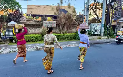 Sarongs und bunte Körbe gehören auf Bali zu «Galungan» dazu. - Foto: Carola Frentzen/dpa