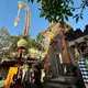 Die meterhohen, geschwungenen Penjor gehören auf Bali zum 