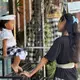 Auch die Kleinsten dürfen bei «Galungan» mitfeiern. - Bild: Carola Frentzen/dpa