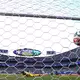Der Ball schlägt zum Tor ein. - Bild: Tom Weller/dpa