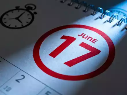 Ein Kalenderblatt mit dem 17. Juni, rot eingekreist, und einer Uhr im Hintergrund, die eine Frist andeutet. - Foto: über boerse-global.de