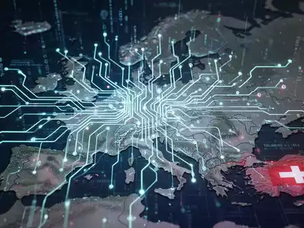 Ein futuristisches, leuchtendes neuronales Netzwerk über einer Karte Europas und der Schweiz, das digitale Souveränität und KI-Entwicklung symbolisiert. - Foto: über boerse-global.de