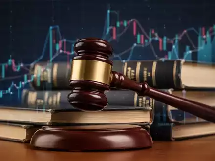Ein Richterhammer liegt auf einem Stapel Gesetzbücher, im Hintergrund verschwommen Finanzgrafiken. Symbolisiert Rechtsprechung und Altersvorsorge. - Foto: über boerse-global.de