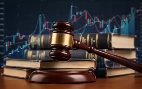 Ein Richterhammer liegt auf einem Stapel Gesetzbücher, im Hintergrund verschwommen Finanzgrafiken. Symbolisiert Rechtsprechung und Altersvorsorge. - Foto: über boerse-global.de